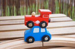 vertical-selective-focus-shot-red-wagon-blue-car-placed-each-other-wooden-table