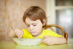 2-years-child-himself-eats-from-plate